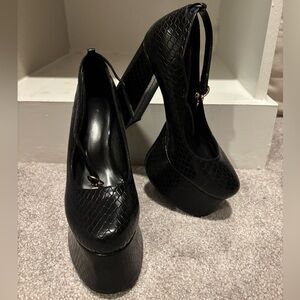 Beautiful chunky heels!